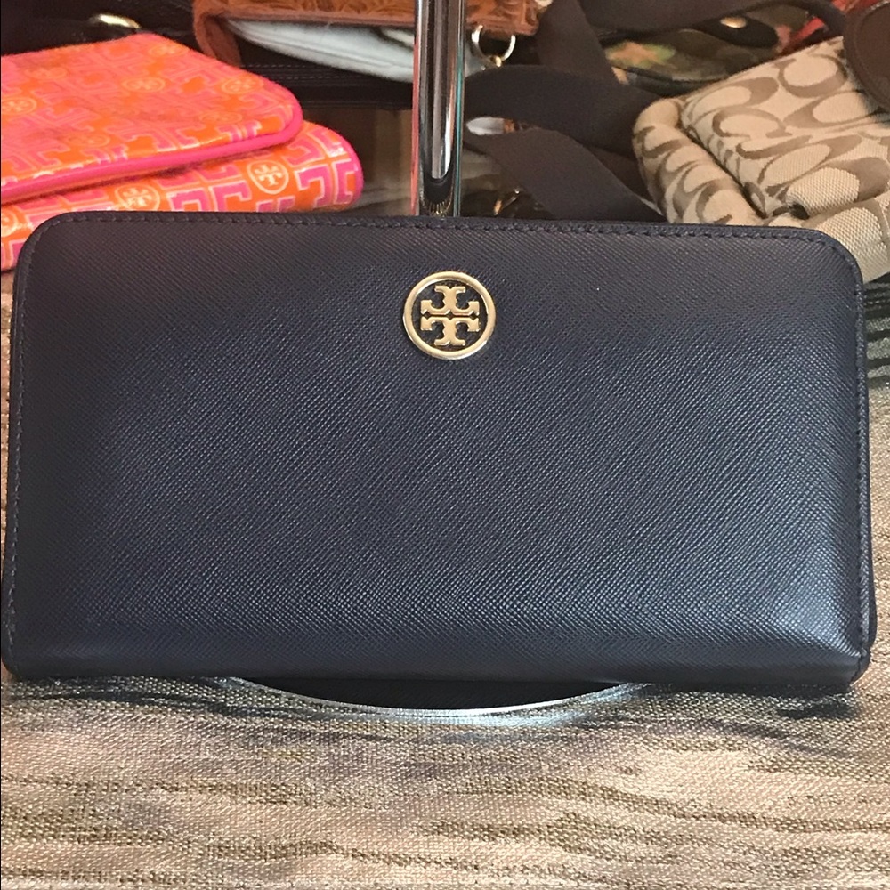 Gorgeous Tory Burch Navy Blue Saffiano Wallet! 🌺